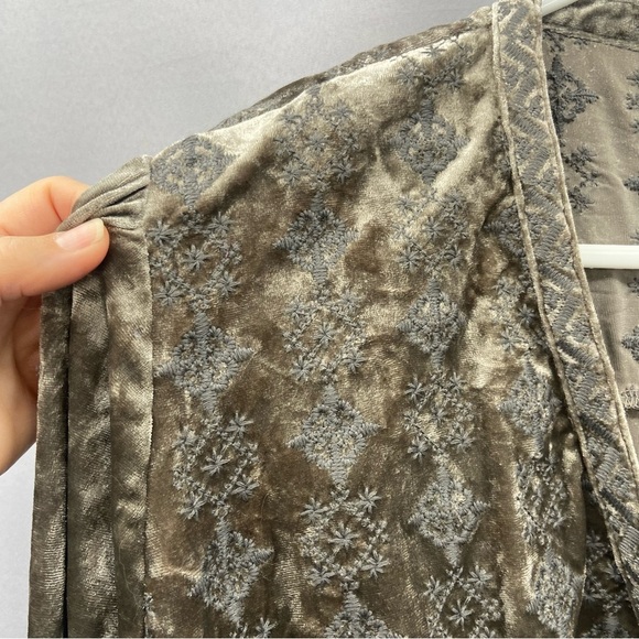 Angel Heart Boutique Heavily Embroidered Gray Velvet Popover Tunic Top Size 3X - Picture 3 of 9